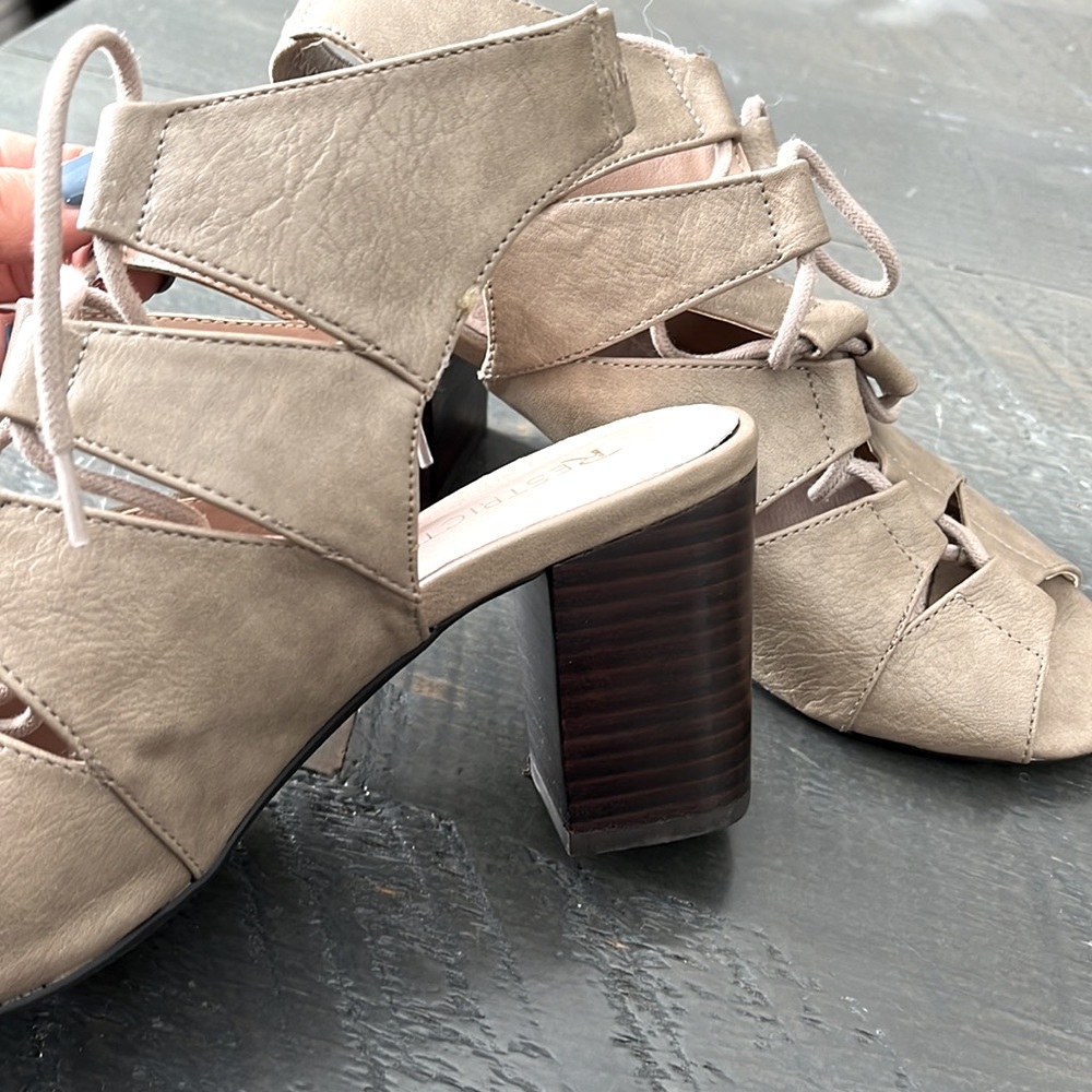 Restricted sandals
